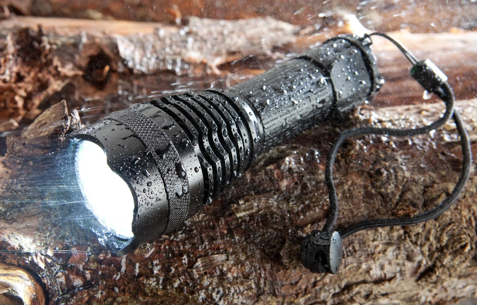 High Power LED Taschenlampe - 10 Watt Cree LED + Gürtelholster mit Ersatz-Batterieaufnahme